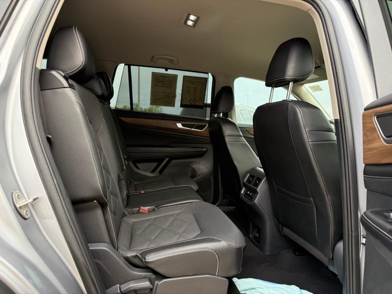 Volkswagen Atlas Vehicle Full-screen Gallery Image 10