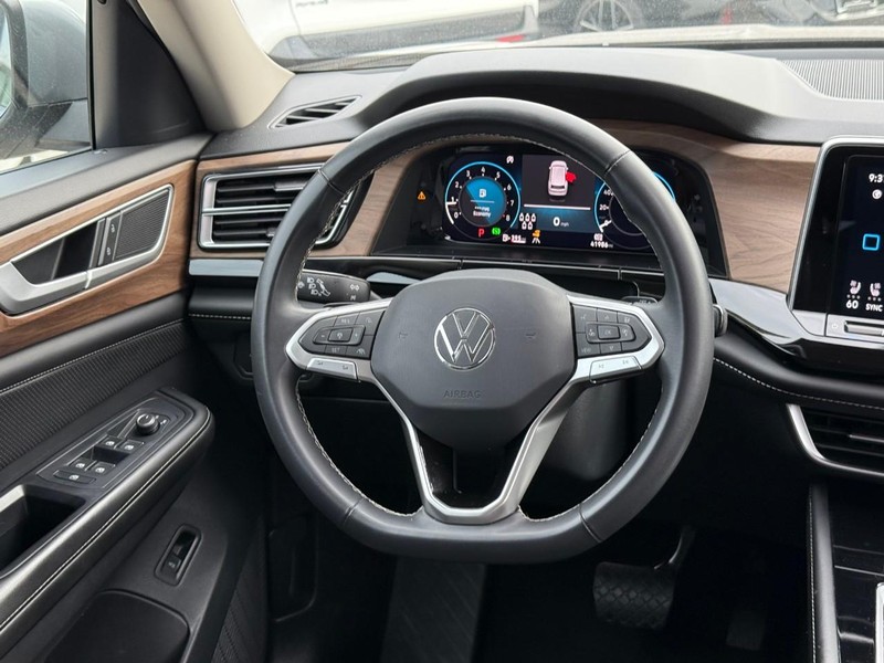 Volkswagen Atlas Vehicle Full-screen Gallery Image 12