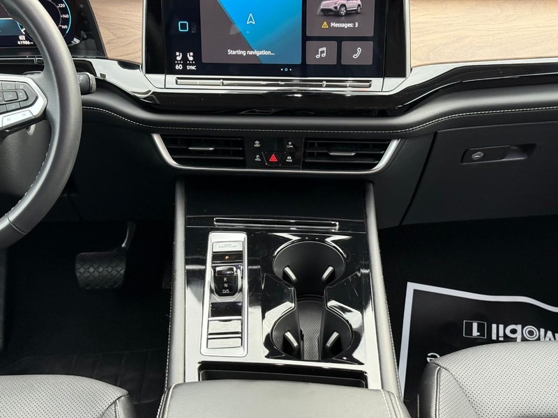 Volkswagen Atlas Vehicle Full-screen Gallery Image 14