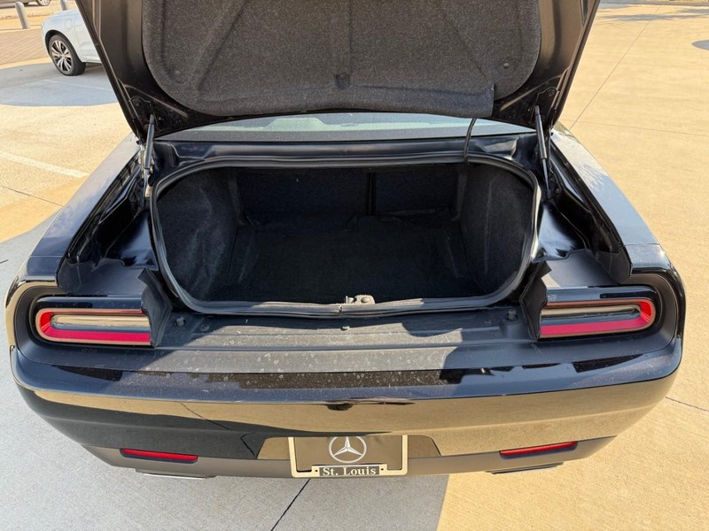 Dodge Challenger Vehicle Full-screen Gallery Image 8