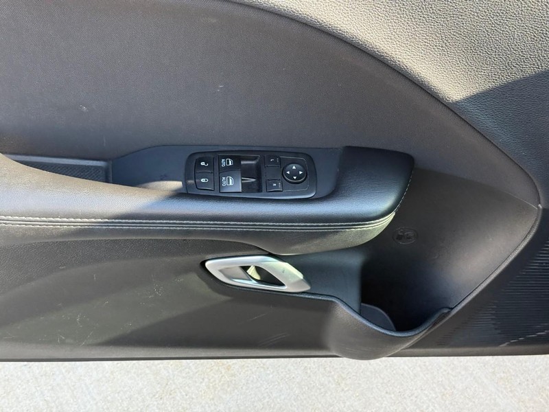 Dodge Challenger Vehicle Full-screen Gallery Image 9