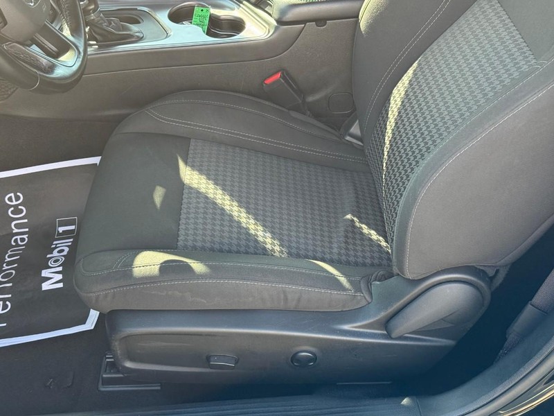 Dodge Challenger Vehicle Full-screen Gallery Image 10