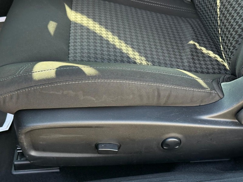 Dodge Challenger Vehicle Full-screen Gallery Image 11