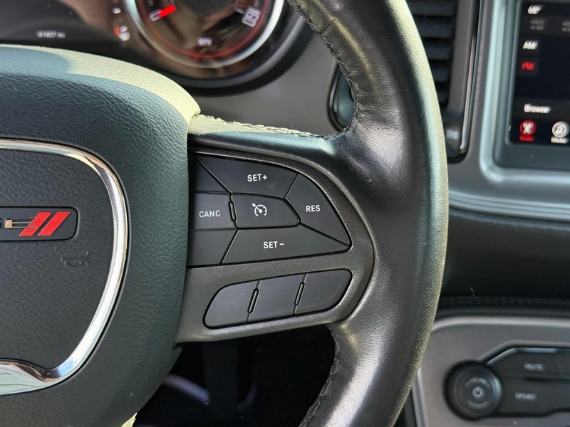 Dodge Challenger Vehicle Full-screen Gallery Image 13