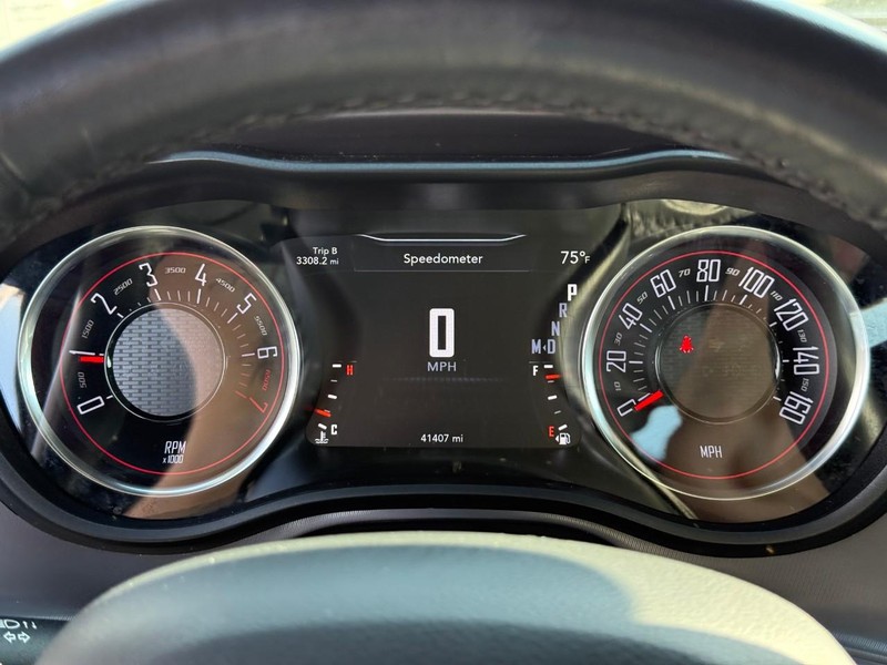 Dodge Challenger Vehicle Full-screen Gallery Image 14