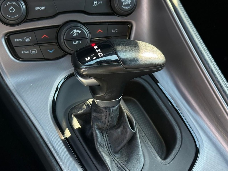 Dodge Challenger Vehicle Full-screen Gallery Image 15