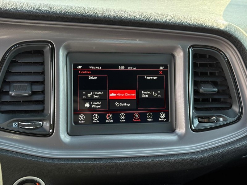 Dodge Challenger Vehicle Full-screen Gallery Image 16