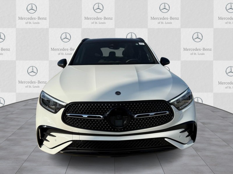 Mercedes-Benz GLC Vehicle Full-screen Gallery Image 7