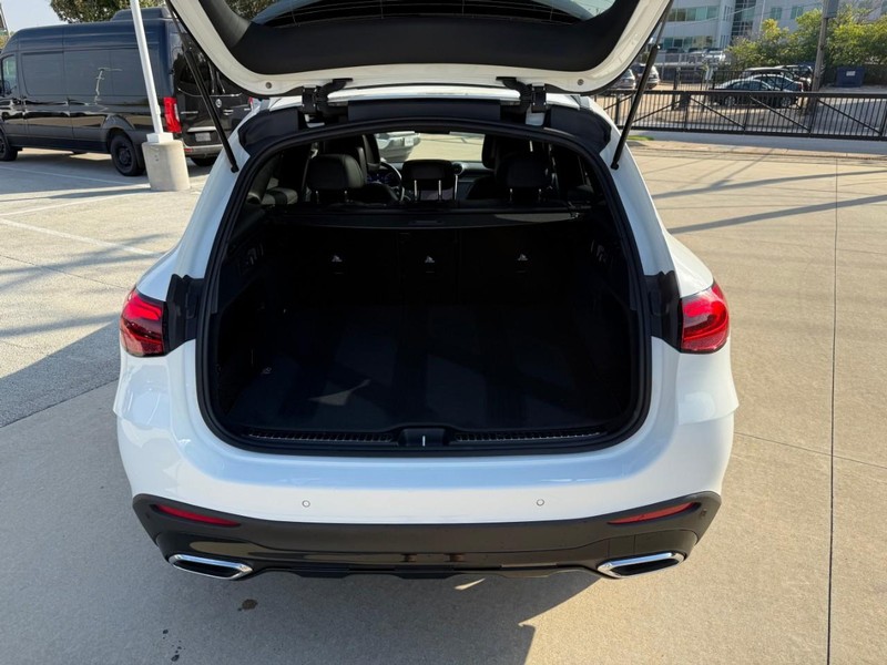 Mercedes-Benz GLC Vehicle Full-screen Gallery Image 8