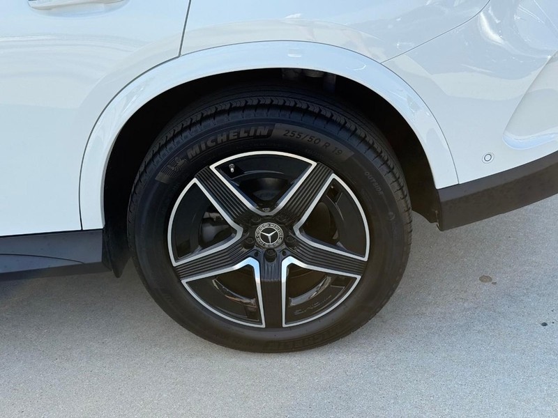 Mercedes-Benz GLC Vehicle Full-screen Gallery Image 9