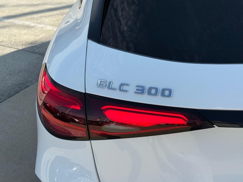 Mercedes-Benz GLC Vehicle Full-screen Gallery Image 10