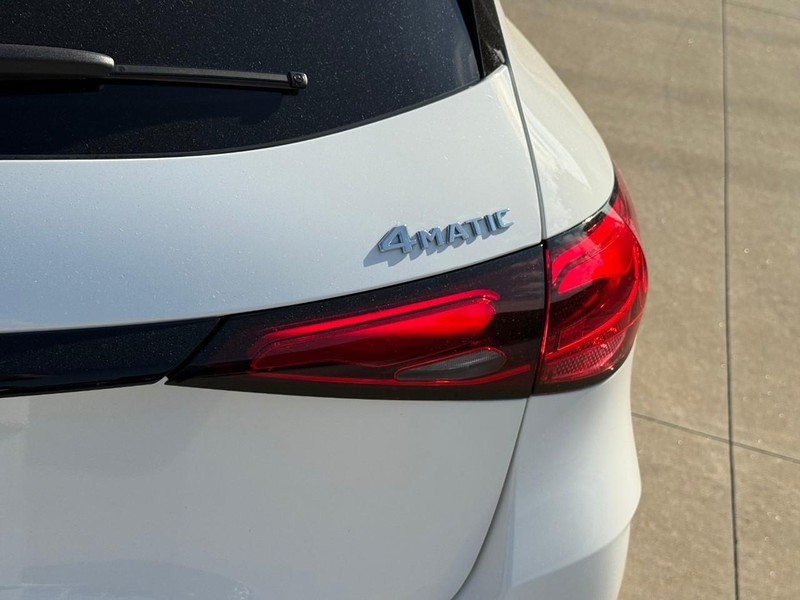 Mercedes-Benz GLC Vehicle Full-screen Gallery Image 11