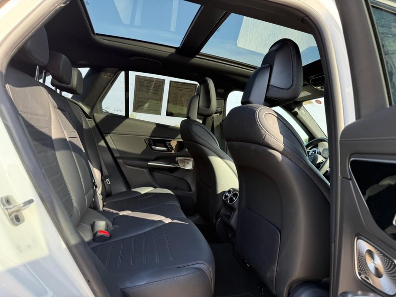 Mercedes-Benz GLC Vehicle Full-screen Gallery Image 12