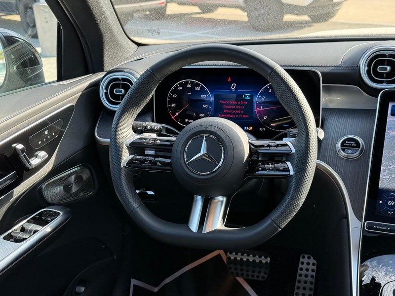 Mercedes-Benz GLC Vehicle Full-screen Gallery Image 14