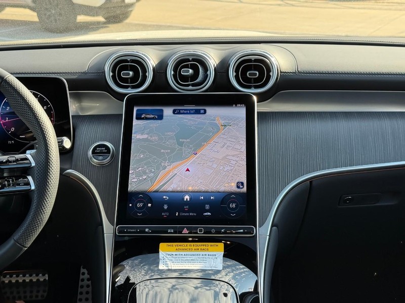 Mercedes-Benz GLC Vehicle Full-screen Gallery Image 15