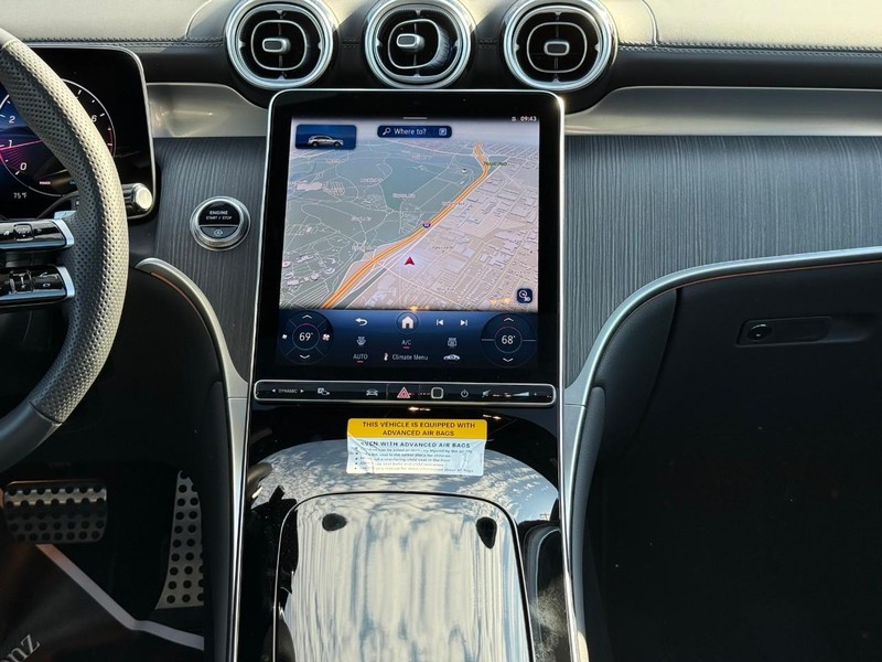 Mercedes-Benz GLC Vehicle Full-screen Gallery Image 16