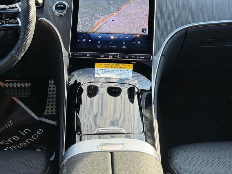 Mercedes-Benz GLC Vehicle Full-screen Gallery Image 17