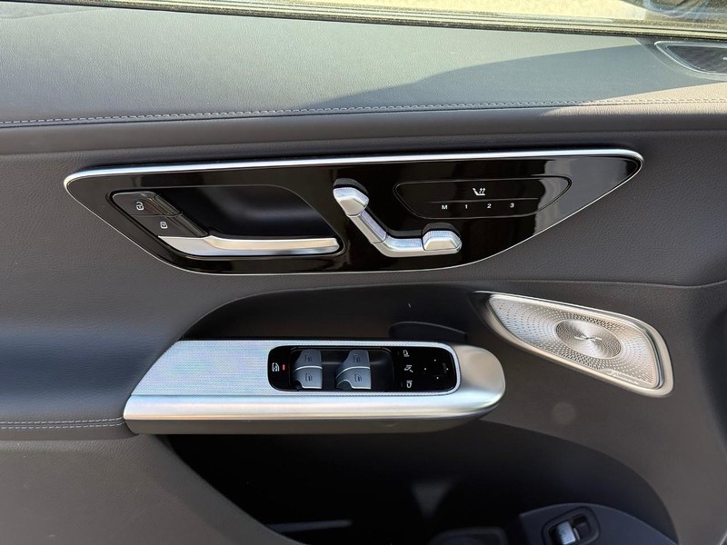 Mercedes-Benz GLC Vehicle Full-screen Gallery Image 18