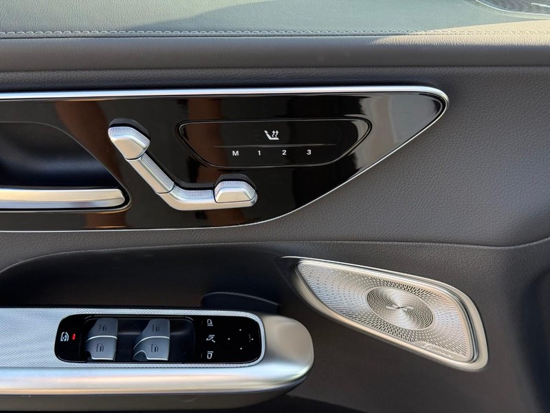 Mercedes-Benz GLC Vehicle Full-screen Gallery Image 19