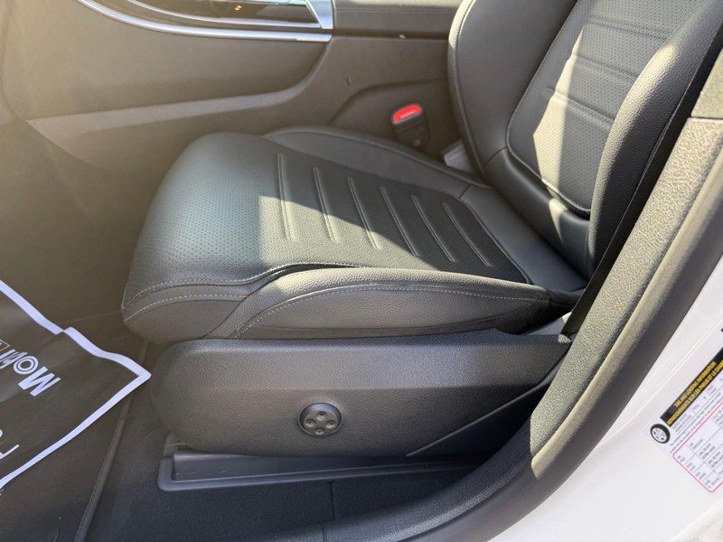 Mercedes-Benz GLC Vehicle Full-screen Gallery Image 20