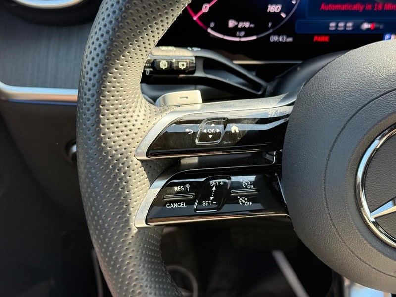 Mercedes-Benz GLC Vehicle Full-screen Gallery Image 21