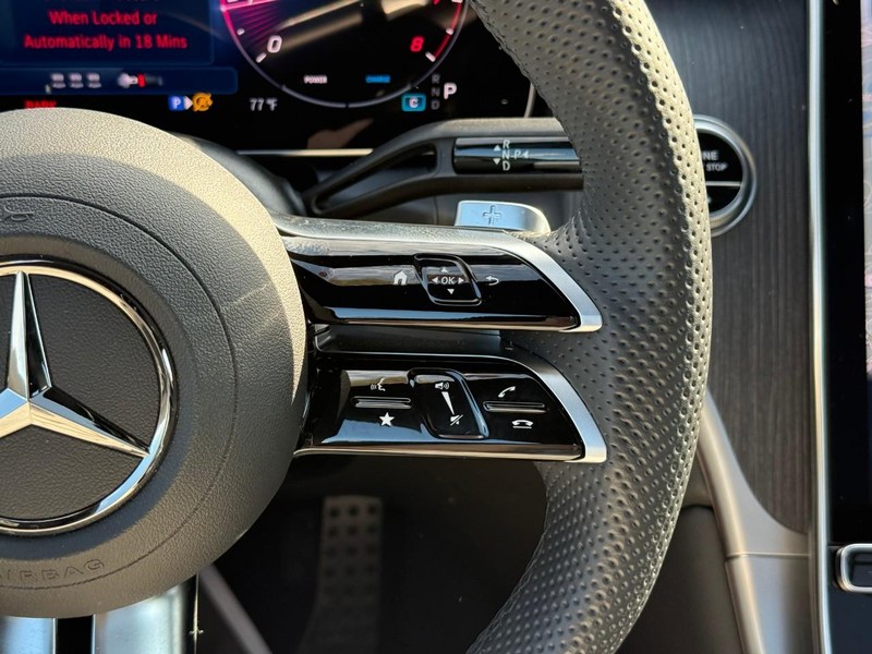 Mercedes-Benz GLC Vehicle Full-screen Gallery Image 22