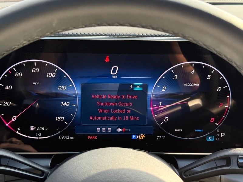 Mercedes-Benz GLC Vehicle Full-screen Gallery Image 23