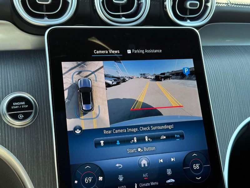 Mercedes-Benz GLC Vehicle Full-screen Gallery Image 24