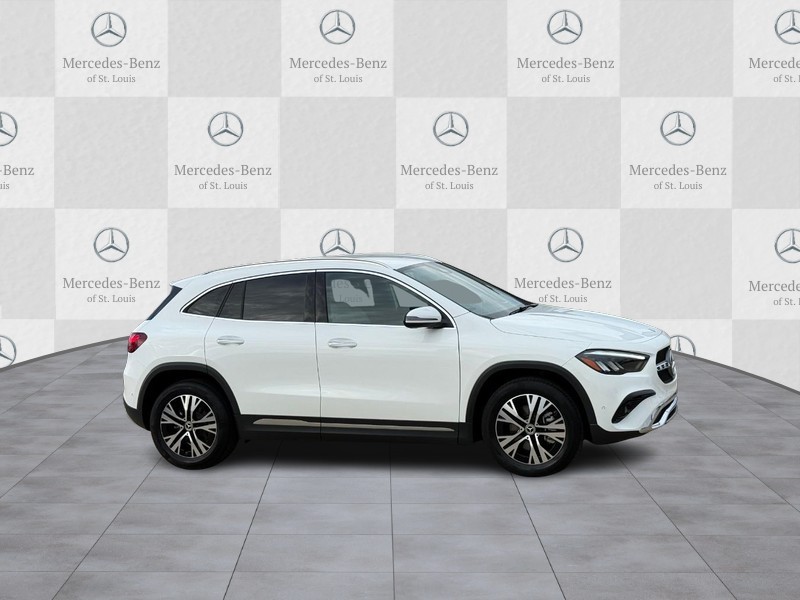 Mercedes-Benz GLA Vehicle Full-screen Gallery Image 2