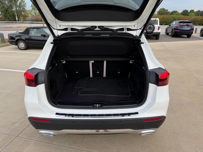 Mercedes-Benz GLA Vehicle Full-screen Gallery Image 8