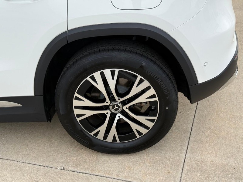 Mercedes-Benz GLA Vehicle Full-screen Gallery Image 9