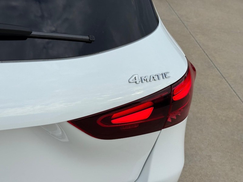 Mercedes-Benz GLA Vehicle Full-screen Gallery Image 10