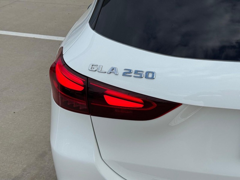 Mercedes-Benz GLA Vehicle Full-screen Gallery Image 11