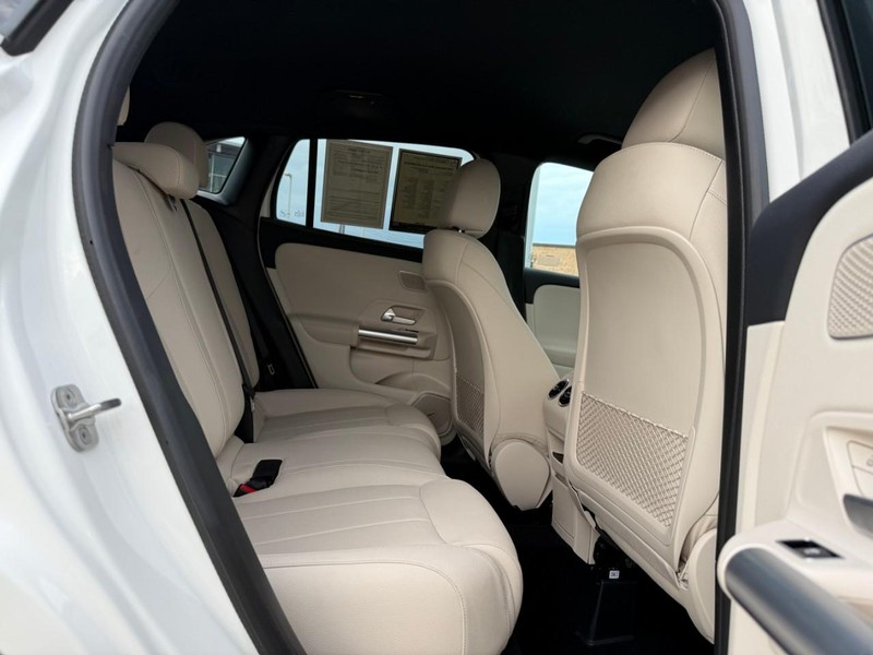 Mercedes-Benz GLA Vehicle Full-screen Gallery Image 12