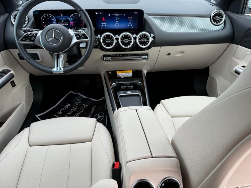 Mercedes-Benz GLA Vehicle Full-screen Gallery Image 13