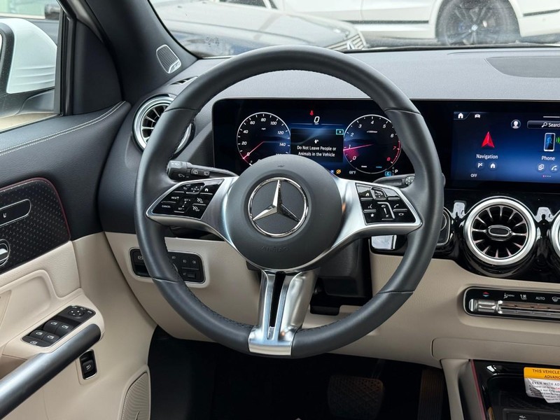 Mercedes-Benz GLA Vehicle Full-screen Gallery Image 14