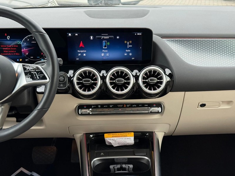 Mercedes-Benz GLA Vehicle Full-screen Gallery Image 15