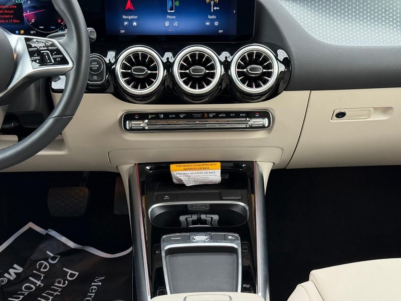 Mercedes-Benz GLA Vehicle Full-screen Gallery Image 16