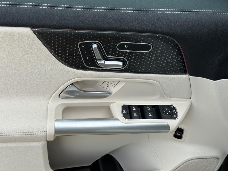 Mercedes-Benz GLA Vehicle Full-screen Gallery Image 17