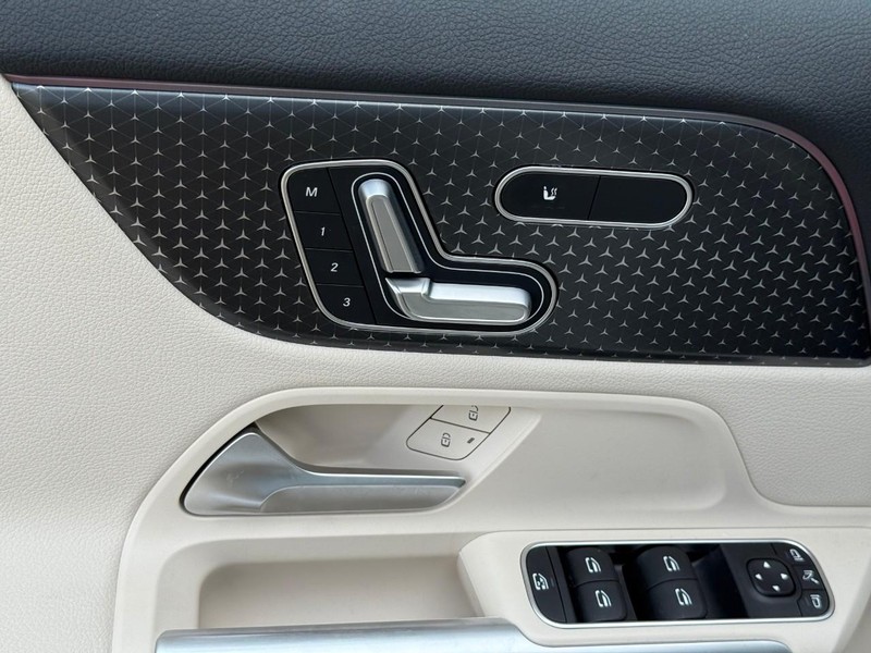 Mercedes-Benz GLA Vehicle Full-screen Gallery Image 18