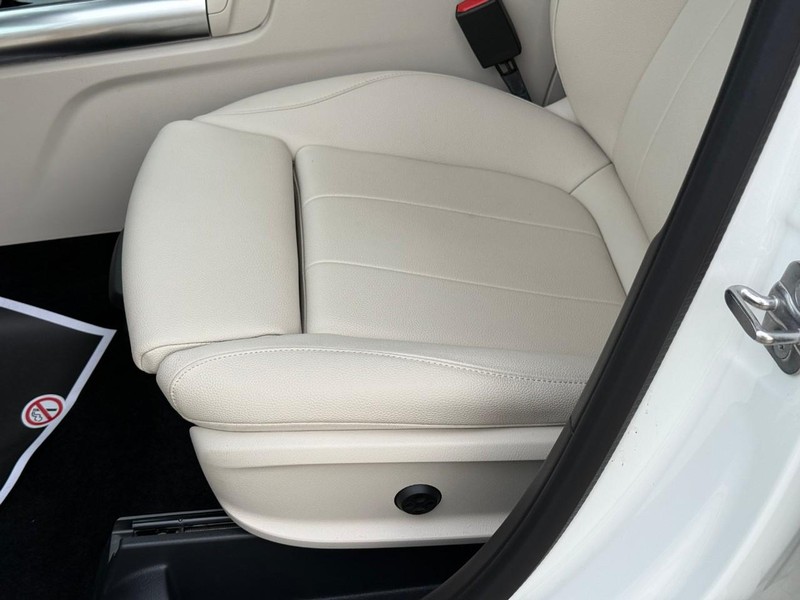 Mercedes-Benz GLA Vehicle Full-screen Gallery Image 19