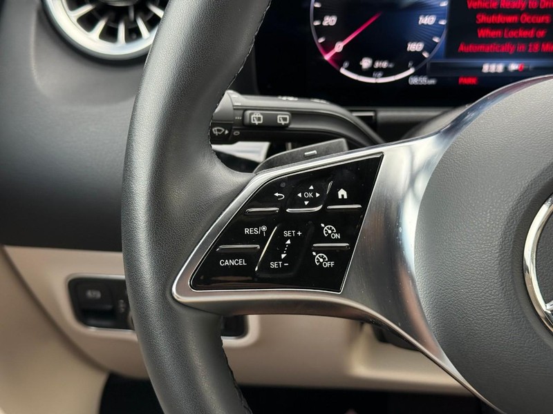 Mercedes-Benz GLA Vehicle Full-screen Gallery Image 20