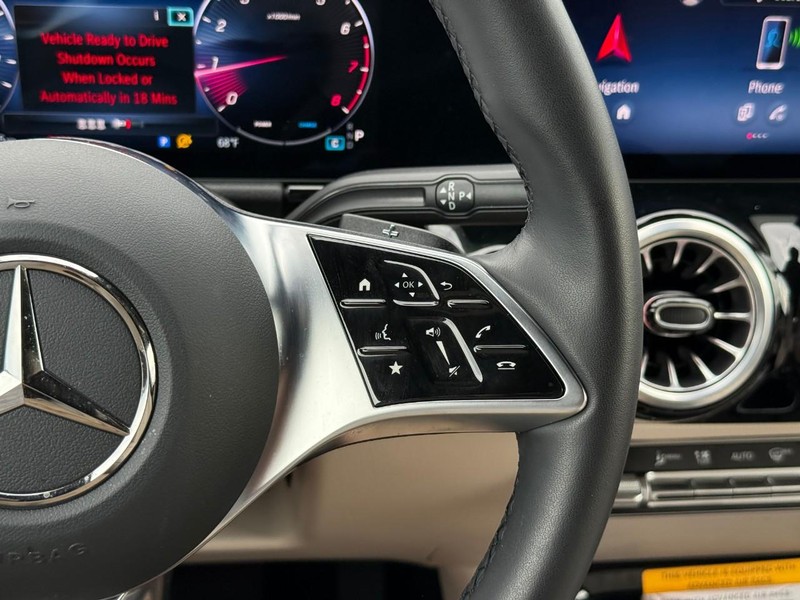 Mercedes-Benz GLA Vehicle Full-screen Gallery Image 21