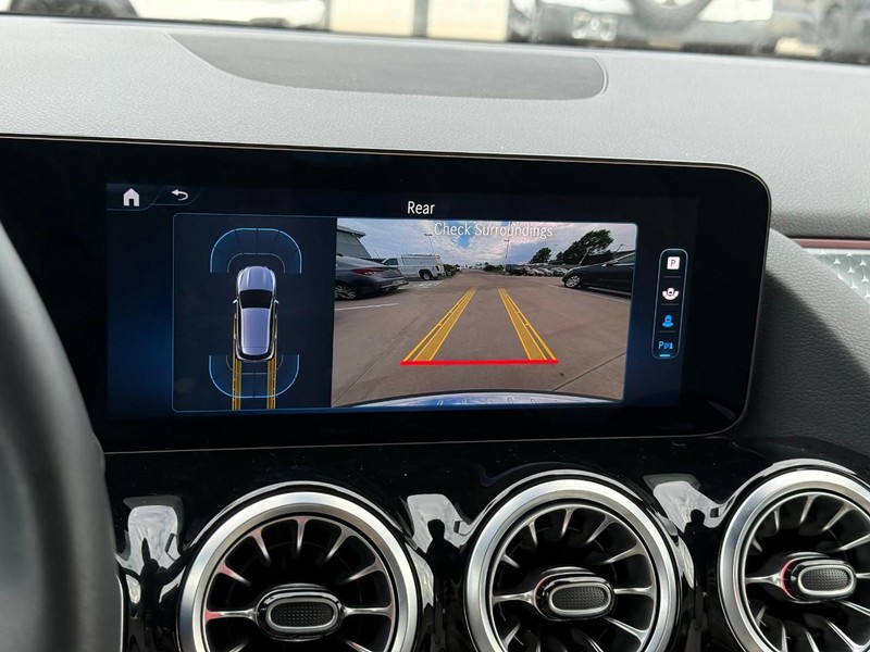 Mercedes-Benz GLA Vehicle Full-screen Gallery Image 22