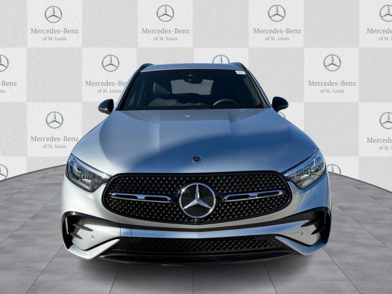 Mercedes-Benz GLC Vehicle Full-screen Gallery Image 7