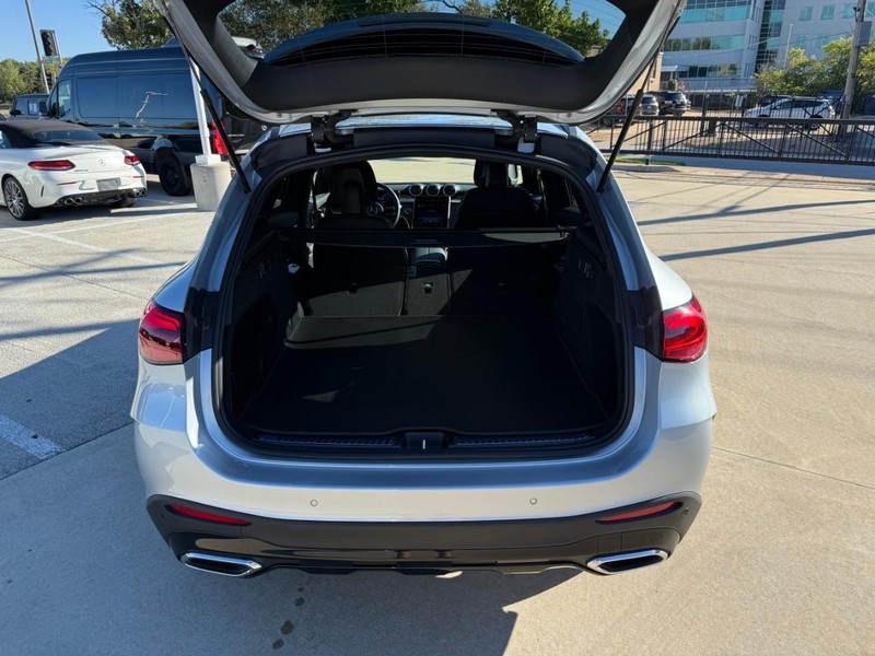 Mercedes-Benz GLC Vehicle Full-screen Gallery Image 8