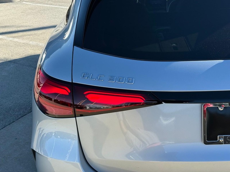 Mercedes-Benz GLC Vehicle Full-screen Gallery Image 10