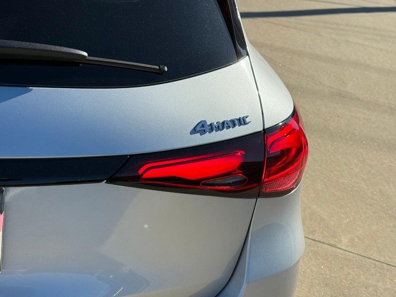 Mercedes-Benz GLC Vehicle Full-screen Gallery Image 11