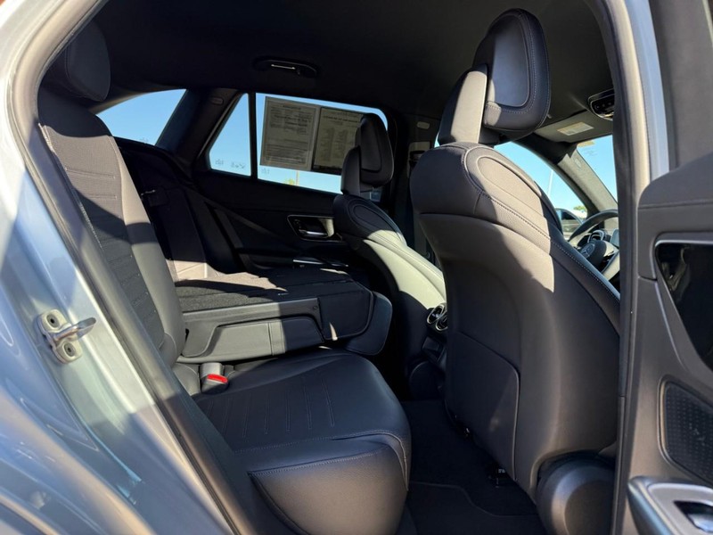 Mercedes-Benz GLC Vehicle Full-screen Gallery Image 12