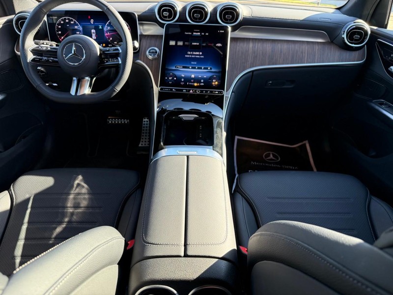 Mercedes-Benz GLC Vehicle Full-screen Gallery Image 13